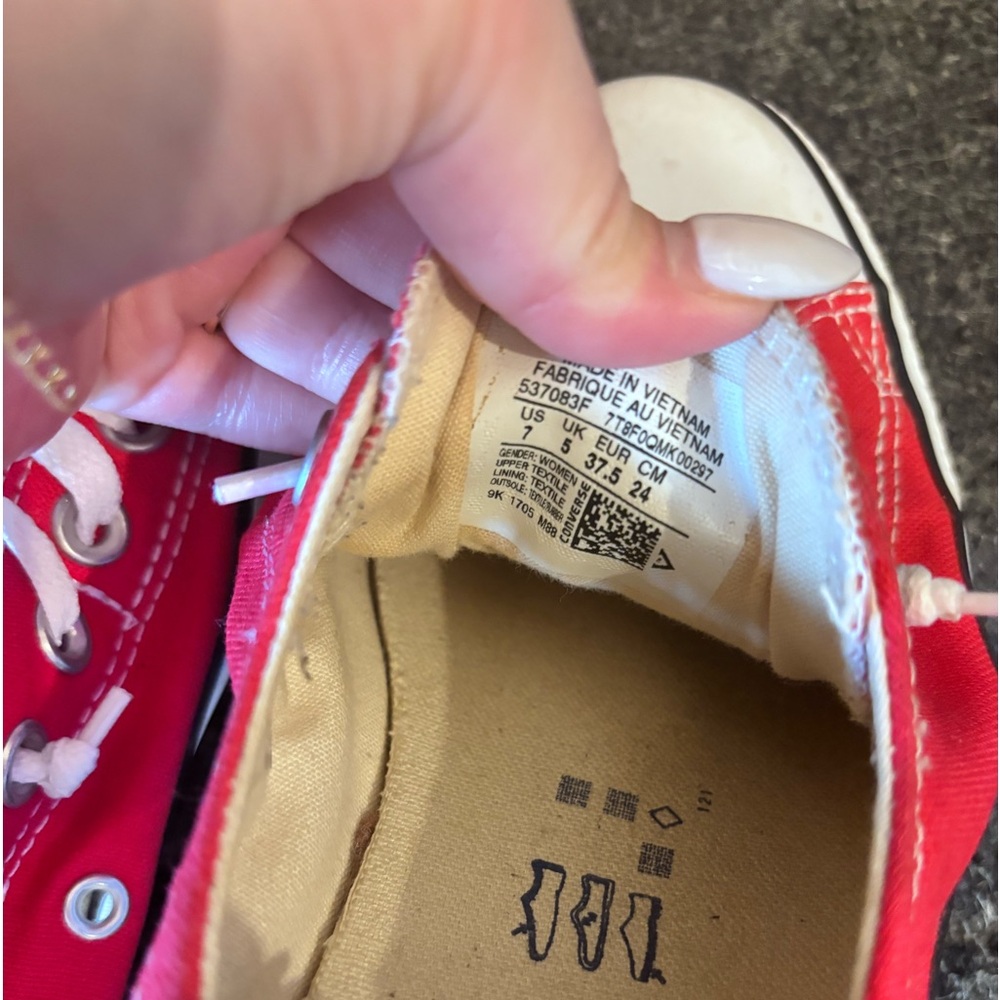 Red converse - Picture 3 of 4